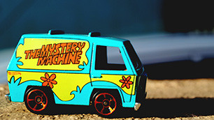 En route avec la Mystery Machine, le célèbre van de Scooby-Doo !