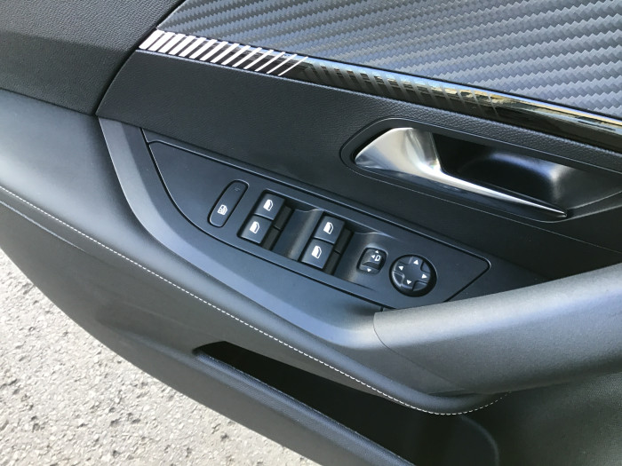 Peugeot 2008 Nouveau Hybrid 136 e-DCS6 Allure