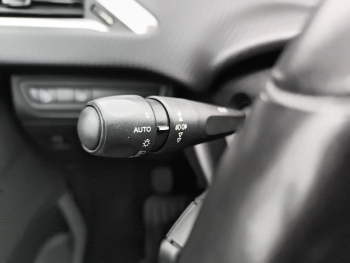 Peugeot 2008 PureTech 82ch S&S BVM5 Signature