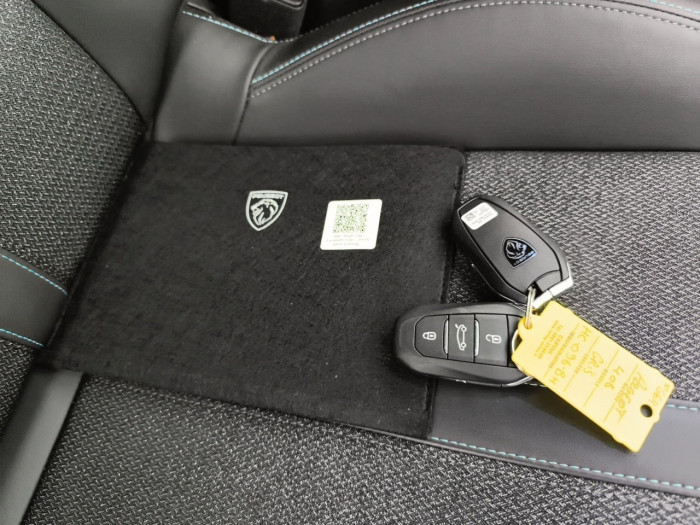 Peugeot 408 Hybrid 136 e-DCS6 GT