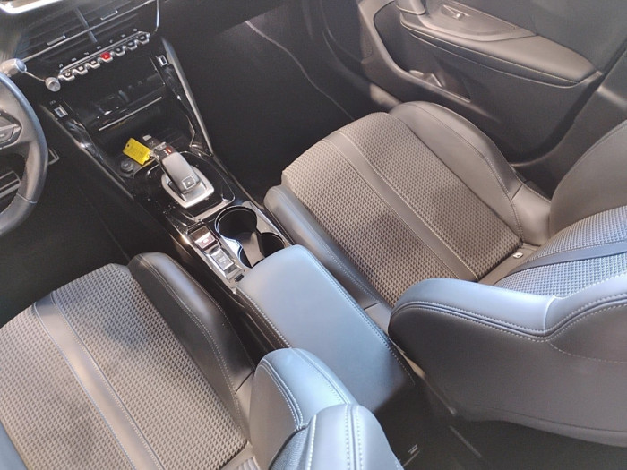 Peugeot 2008 PureTech 130 S&S EAT8 GT
