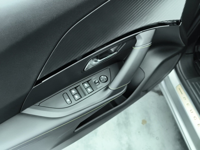 Peugeot 2008 PureTech 130 S&S EAT8 GT