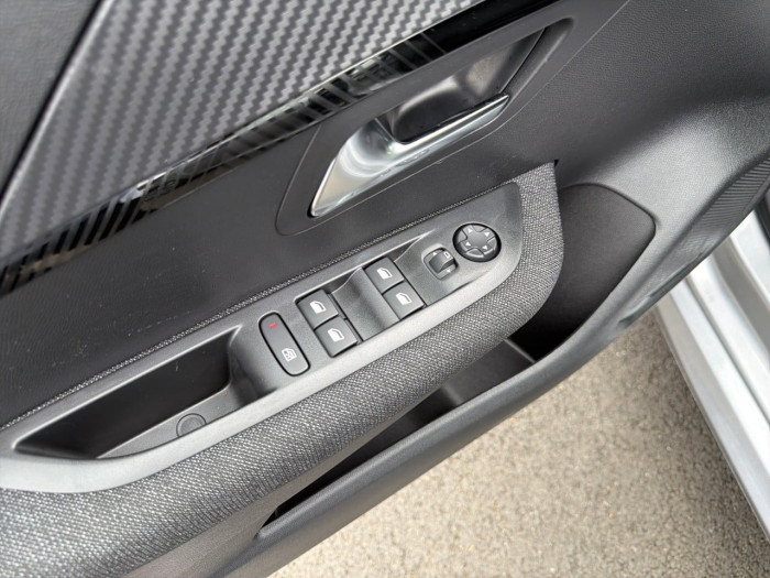Peugeot 208 Hybrid 100 e-DCS6 Style