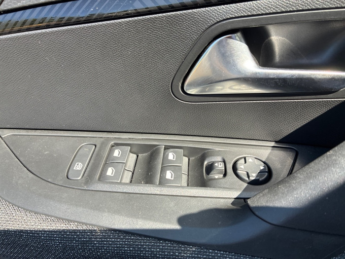 Peugeot 2008 Nouveau Hybrid 145 e-DCS6 Style