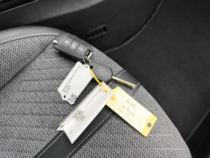 Peugeot 2008 Hybrid 145 e-DCS6 Allure