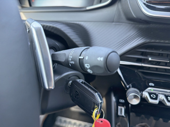 Peugeot 208 Hybrid 110 e-DCS6 série spéciale Envy