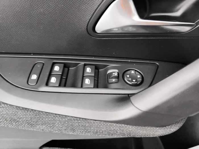 Peugeot 2008 Nouveau Hybrid 145 e-DCS6 Style