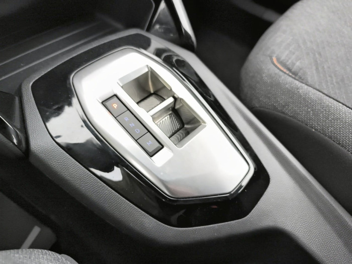 Peugeot 2008 Nouveau Hybrid 145 e-DCS6 Style