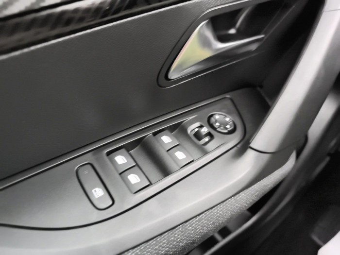 Peugeot 2008 Nouveau Hybrid 145 e-DCS6 Style