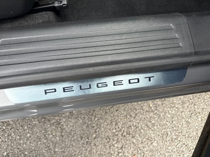 Peugeot 2008 PureTech 130 S&S EAT8 GT