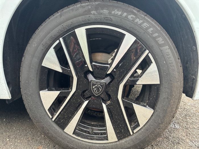 Peugeot 208 100 S&S BVM6 Allure
