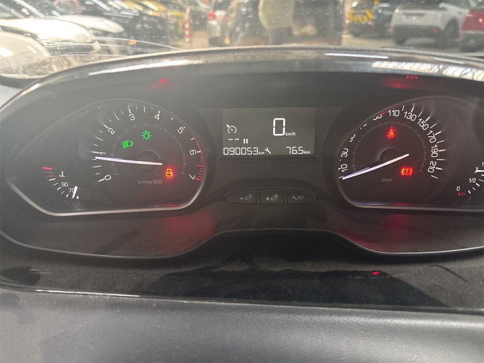Peugeot 208 PureTech 82ch S&S BVM5 Signature