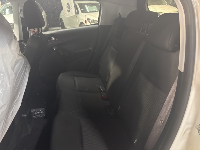 Peugeot 208 PureTech 82ch S&S BVM5 Signature