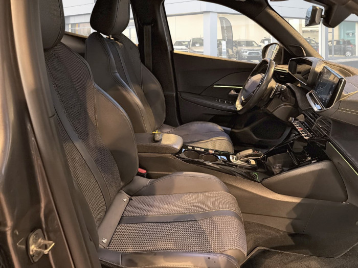Peugeot 2008 PureTech 130 S&S EAT8 GT