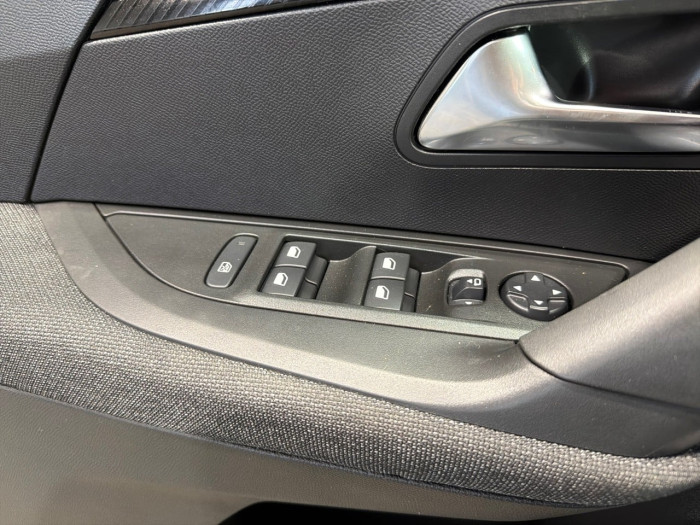 Peugeot 2008 Hybrid 136 e-DCS6 Style