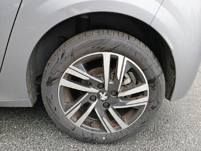 Peugeot 208 BlueHDi 100 S&S BVM6 Allure