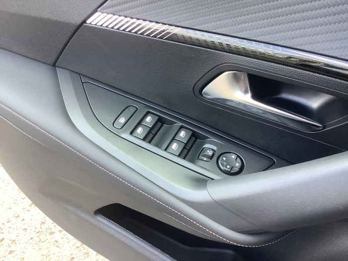 Peugeot 2008 Nouveau Hybrid 145 e-DCS6 Allure