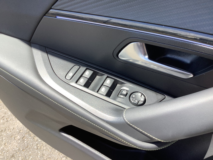 Peugeot 2008 Nouveau Hybrid 145 e-DCS6 GT