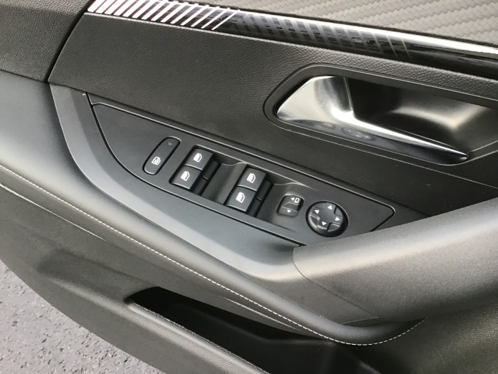 Peugeot 2008 Nouveau PureTech 100 S&S BVM6 Allure