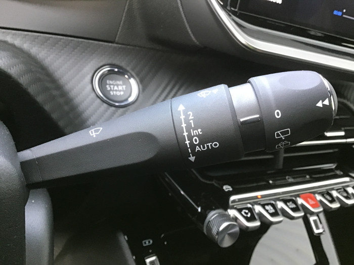 Peugeot 2008 Nouveau PureTech 100 S&S BVM6 Allure