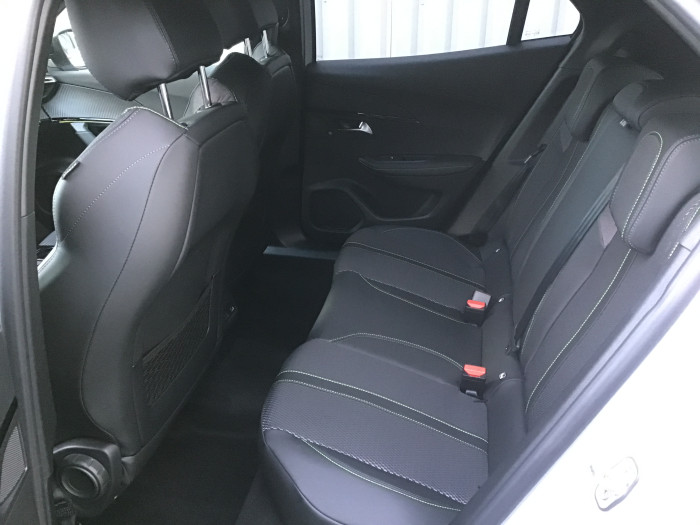 Peugeot 2008 Nouveau PureTech 130 S&S EAT8 GT