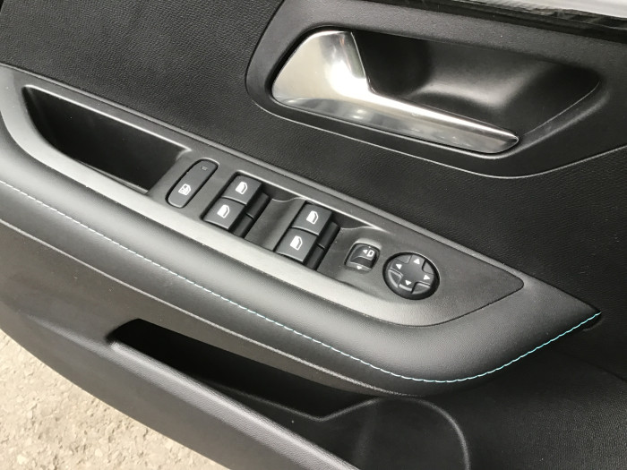 Peugeot 208 PureTech 100 S&S BVM6 Allure