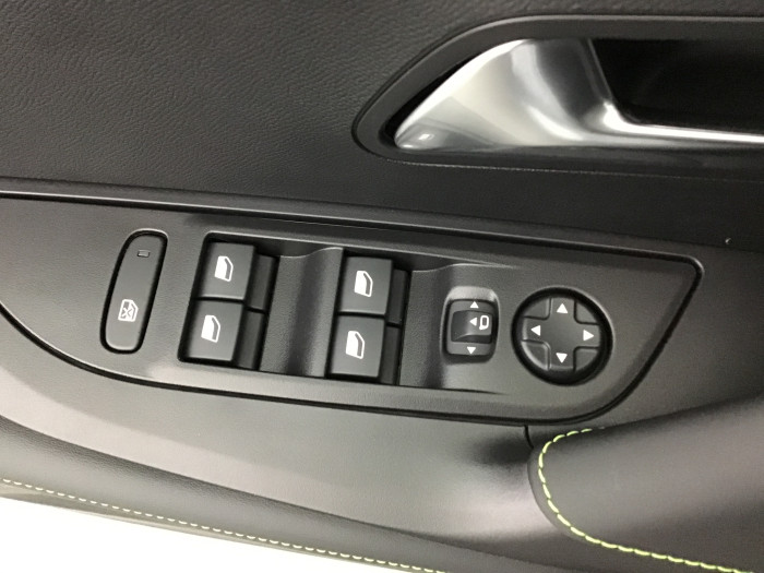 Peugeot 2008 Nouveau Hybrid 145 e-DCS6 GT