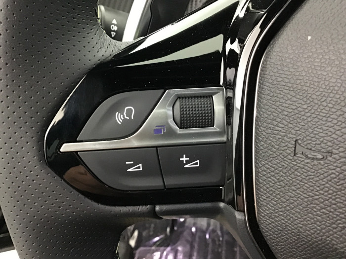 Peugeot 2008 Nouveau Hybrid 145 e-DCS6 GT