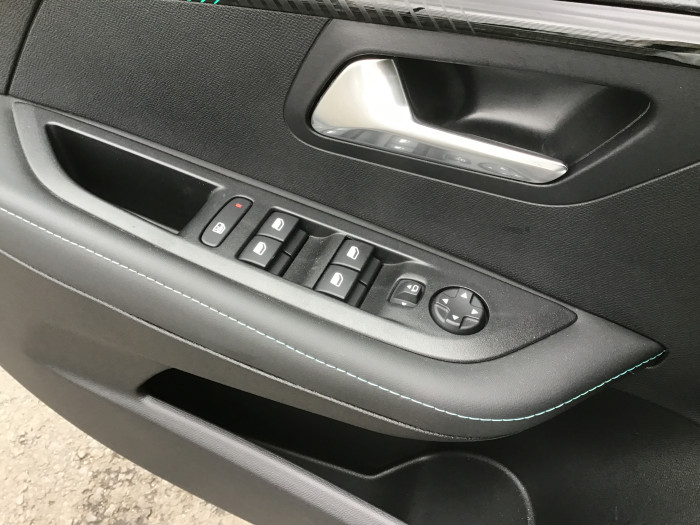 Peugeot 208 PureTech 100 S&S BVM6 Allure