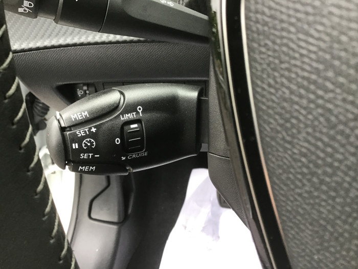 Peugeot 208 PureTech 100 S&S BVM6 Allure