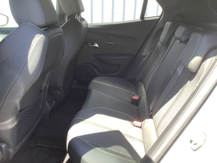 Peugeot 2008 Nouveau Hybrid 136 e-DCS6 GT