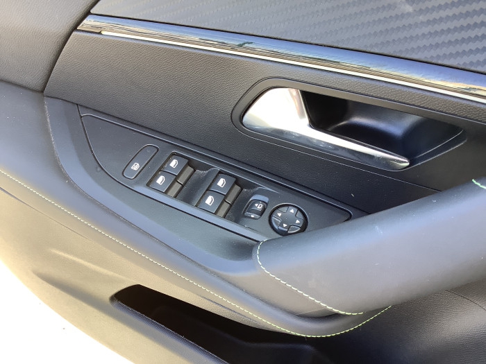 Peugeot 2008 Nouveau Hybrid 136 e-DCS6 GT