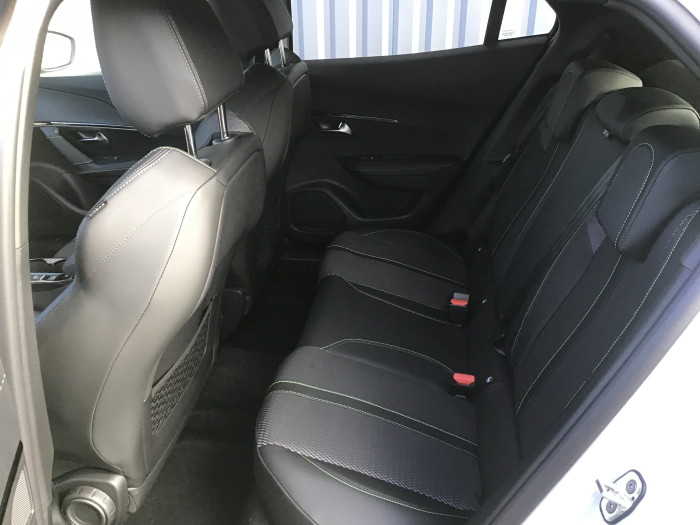 Peugeot 2008 Nouveau PureTech 130 S&S EAT8 GT