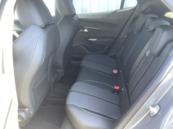 Peugeot 2008 Nouveau Hybrid 145 e-DCS6 GT